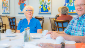 residents enjoying ccrc dining options