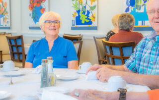 residents enjoying ccrc dining options